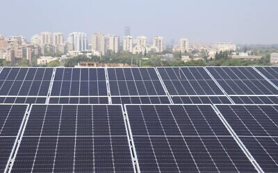 Des panneaux solaires sur le toit de la Faculté des sciences sociales de l’Université de Tel Aviv. (Crédit : Université de Tel Aviv)