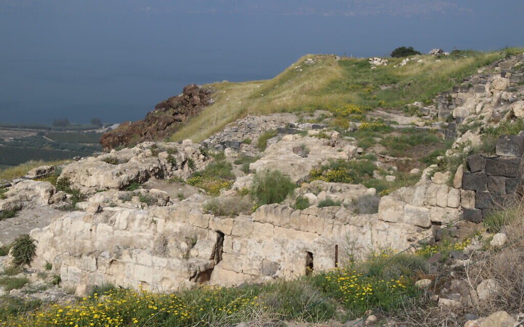 Les vestiges de bains romains aux abords de Sussita. (Crédit : Shmuel Bar-Am)