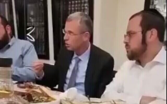 Le ministre de la Justice Yariv Levin s'entretient avec des militants Haredim à Bnei Brak le 30 avril 2023. (Capture d’écran/Twitter)