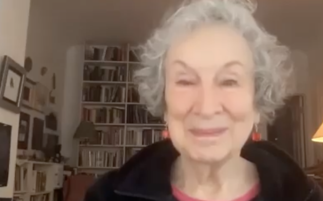 L'autrice canadienne Margaret Atwood lors d'un entretien avec la directrice artistique du festival des auteurs de Jérusalem,  Julia Fermentto Tzaisler, le 7 mai 2023.  (Autorisation : Capture d'écran Facebook)