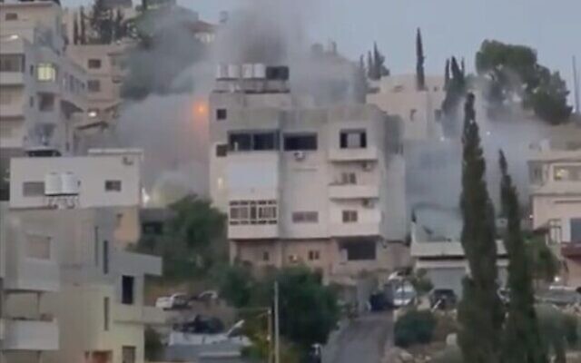 Les forces israéliennes de sécurité détruisent la maison d'un terroriste présumé à Nilin, un village de Cisjordanie, le 23 mai 2023. (Capture d'écran/Twitter)
