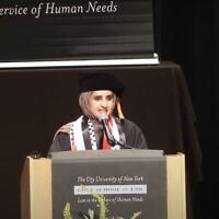 Fatima Mohammed prononce un discours à la CUNY School of Law (Crédit : Capture d'écran Youtube ; utilisée conformément à la clause 27a de la loi sur les droits d'auteur)