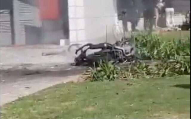 Les restes carbonisés d'une moto qui a explosé et tué son conducteur, dans la ville côtière de Netanya, le 4 mai 2023. (Crédit : Capture d'écran de la vidéo Twitter ; utilisée conformément à l'article 27a de la loi sur les droits d'auteur)