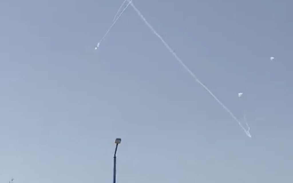 Des missiles du Dôme de fer interceptent des roquettes tirées par des terroristes dans la bande de Gaza, au-dessus de la ville méridionale de Sderot, le 12 mai 2023. (Capture d'écran : Twitter ; utilisé conformément à l'article 27a de la loi sur le droit d'auteur)