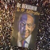 Une grande banderole représentant le Premier ministre israélien Benjamin Netanyahu comme Dr. Jekyll et Mr. Hyde, à Tel Aviv, le 27 mai 2023. (Crédit : Capture d'écran vidéo)
