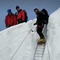 Vidéo d'Aviad Sido escaladant l'Everest, fournie à Ynet. (Capture d'écran utilisée conformément à la Clause 27a de la loi sur les copyright )