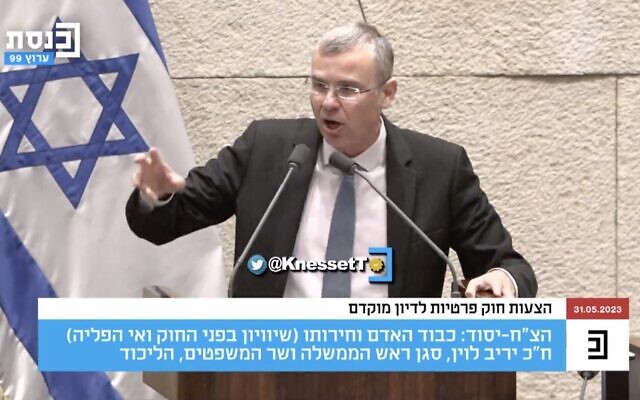 Le ministre de la Justice, Yariv Levin, s'exprime à la Knesset le 31 mai 2023. (Crédit : Capture d'écran Twitter ; utilisée conformément à l'article 27a de la loi sur le droit d'auteur)