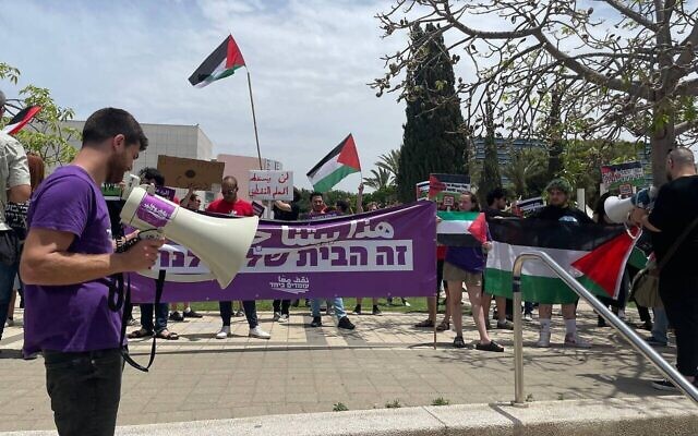Des Israéliens manifestant contre un projet de loi d'extrême-droite visant à interdire le drapeau palestinien sur les campus israéliens, à l'université de Tel Aviv, le 28 mai 2023. (Crédit :  Standing Together)