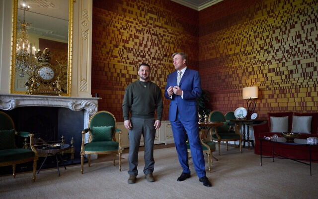 Le président ukrainien Volodymyr Zelensky rencontre le roi des Pays-Bas Willem-Alexander à La Haye, Pays-Bas, le 4 mai 2023. (Crédit ; Bureau du président de l'Ukraine)
