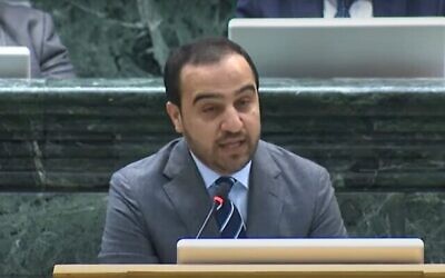 Le député jordanien Imad al-Adwan s’adresse au Parlement jordanien à Amman, en février 2022. (Capture d’écran : YouTube; utilisé conformément à l’article 27a de la Loi sur les droits d’auteur)