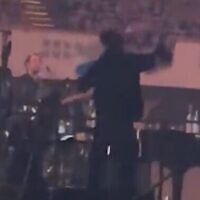 Un homme se précipitant sur la scène avec un drapeau israélien lors d'un concert de Roger Waters à Francfort, en Allemagne, le 28 mai 2023. (Crédit : Capture d'écran Twitter ; utilisée conformément à l'article 27a de la loi sur le droit d'auteur)