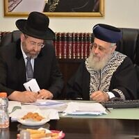 Le grand rabbin ashkénaze David Lau (à gauche) et le grand rabbin séfarade Yitzhak Yosef lors d'une réunion d’urgence contre une nouvelle proposition visant à réformer le système de conversion au judaïsme, le 3 juin 2018. (Avec la permission du porte-parole du grand rabbinat)