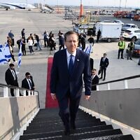 Le président Isaac Herzog quittant Israël pour se rendre à la Conférence des Nations unies sur le changement climatique COP27, à Charm el-Cheikh, en Égypte, le 7 novembre 2022. (Crédit : Haïm Zach/GPO)