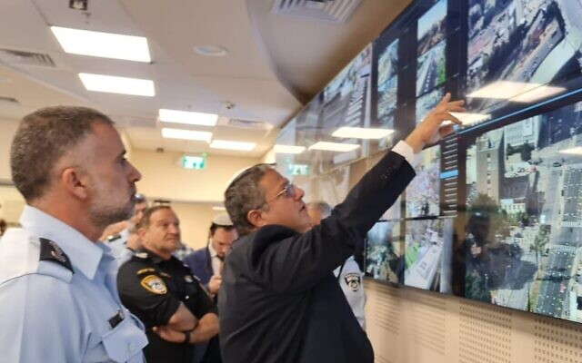 Le ministre de la Sécurité nationale Itamar Ben Gvir visitant le centre de commandement de la police de Tel Aviv avec le chef de la police Kobi Shabtaï, le 1er mars 2023. (Crédit : Ministère de la Sécurité nationale)
