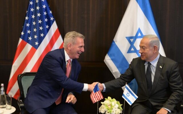 Le président de la Chambre des représentants des États-Unis, Kevin McCarthy, à gauche, à la tête d'une délégation bipartisane, serrant la main du Premier ministre Benjamin Netanyahu, en Israël, le 1er mai 2023. (Crédit : Amos Ben-Gershom/GPO)