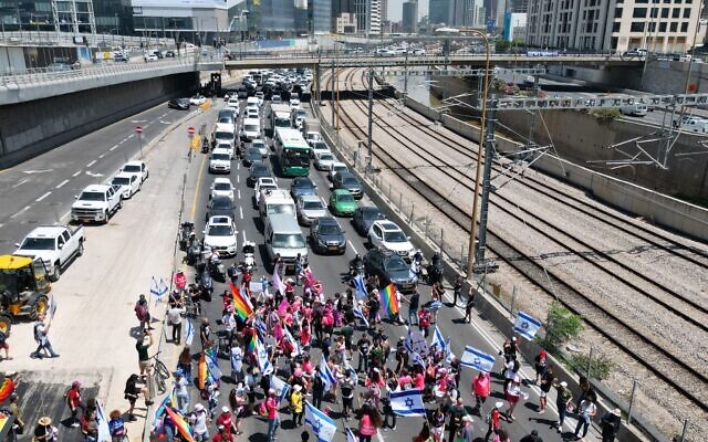 Des manifestants contre la loi de réforme du système judiciaire du gouvernement bloquant l'autoroute Ayalon, à Tel Aviv, le 4 mai 2023. (Crédit : Amir Tirkel)