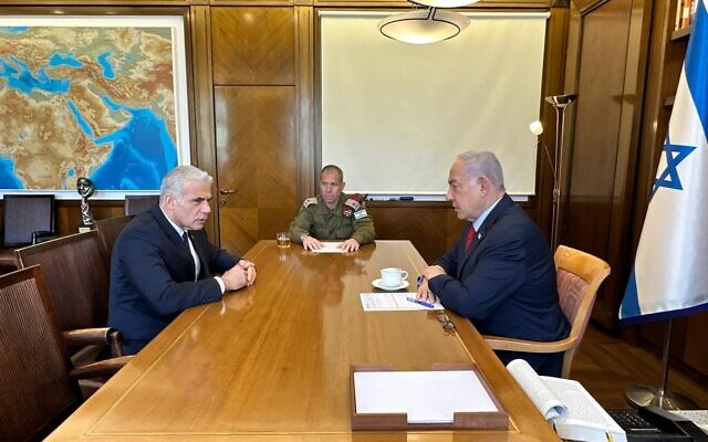 Le Premier ministre Benjamin Netanyahu informant le chef de l'opposition Yaïr Lapid de l'Opération Bouclier et Flèche, le 10 mai 2023. (Crédit : GPO)