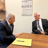 Le leader de l'opposition Yair Lapid, à gauche, et le chef de HaMahane HaMamlahti , à droite, s'entretiennent à la Knesset, le 10 mai 2023. (Autorisation)