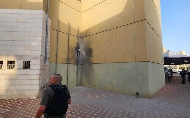 Dégâts sur un immeuble après le tir de roquettes sur Sderot, le 11 mai 2023. (Crédit : mairie de Sderot)