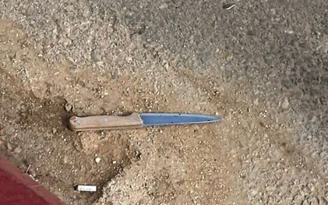 Le couteau qu'un Palestinien aurait tenté d'utiliser pour poignarder des agents de la police des frontières près de l'implantation de Shaked, dans le nord de la Cisjordanie, le 13 mai 2023. (Crédit : Police israélienne)