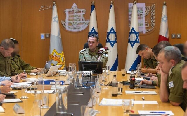 Le chef d'état-major de l'armée israélienne Herzi Halevi rencontrant d'autres hauts Commandants, au milieu des combats contre le groupe terroriste du Jihad islamique palestinien basé à Gaza, le 13 mai 2023. (Crédit : Armée israélienne)