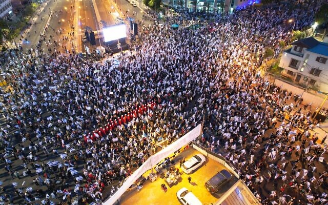 Des manifestants contre la réforme du système judiciaire rassemblés à Tel Aviv, le 20 mai 2023. (Crédit : Gilad Furst)