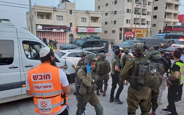 La scène d'un attentat présumé à la voiture piégée dans la ville de Huwara en Cisjordanie, le 21 mai 2023. (Crédit : United Hatzalah)
