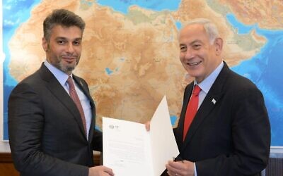 Le Premier ministre Benjamin Netanyahu reçoit une invitation au sommet sur le climat COP28 en novembre à Dubaï de la part de Mohamed Al Khaja, l'ambassadeur des EAU en Israël, le 25 mai 2023. (Crédit : Amos Ben Gershom/GPO)
