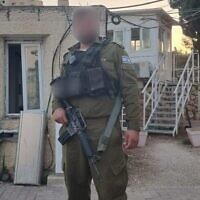 Un soldat israélien interpellé par le Shin Bet, soupçonné d'avoir attaqué un Arabe en Israël pour des raisons raciales. (Crédit : Honenu)