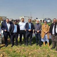 Les membres du parti Otzma Yehudit, avec le leader et ministre de la Sécurité nationale Itamar Ben Gvir et le ministre du Neguev, de la Galilée et de la Résilience nationale Yitzhak Wasserlauf dans l'avant-poste illégal d'Evyatar, en Cisjordanie, le 27 février 2023. (Autorisation : Otzma Yehudit)
