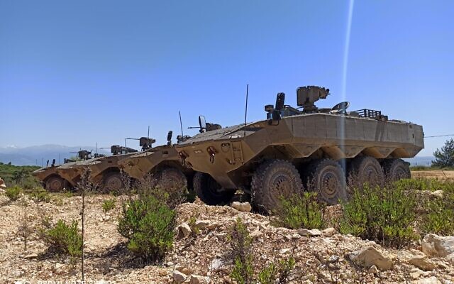 Les premiers APC 'Eitan' produits en série lors d'un récent exercice dans le nord d'Israël, sur une photo publiée le 28 mai 2023. (Crédit : Ministère de la Défense/Armée israélienne)