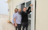 Le chef du Conseil régional de Samarie, Yossi Dagan, à droite, fixe une mezuzah à la porte de nouvelle yeshiva de Homesh, le 29 mai 2023. (Crédit : Roi Hadi)