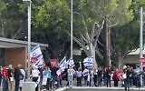 Des manifestants contre la réforme du système judiciaire manifestant devant une salle de Los Angeles, ce qui a conduit le ministre israélien des Sciences, des Technologies et de l’Espace Ofir Akunis à annuler sa venue, le 30 mai 2023. (Crédit : Groupe de protestation UnXeptable)