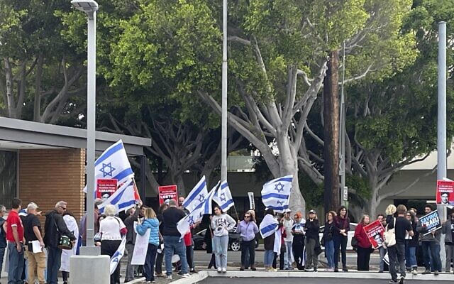 Des manifestants contre la réforme du système judiciaire manifestant devant une salle de Los Angeles, ce qui a conduit le ministre israélien des Sciences, des Technologies et de l’Espace Ofir Akunis à annuler sa venue, le 30 mai 2023. (Crédit : Groupe de protestation UnXeptable)
