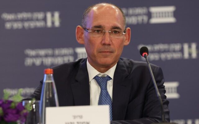 Le gouverneur de la Banque centrale d'Israël, Amir Yaron, s'exprimant lors d'une conférence à l'Institut israélien de la Démocratie, à Jérusalem, le 30 mai 2023. (Crédit : Oded Karni)