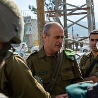 Le général Yehuda Fox en visite sur le site d'une fusillade dans la ville de Huwara, en Cisjordanie, le 26 mars 2023. (Crédit : Armée israélienne)