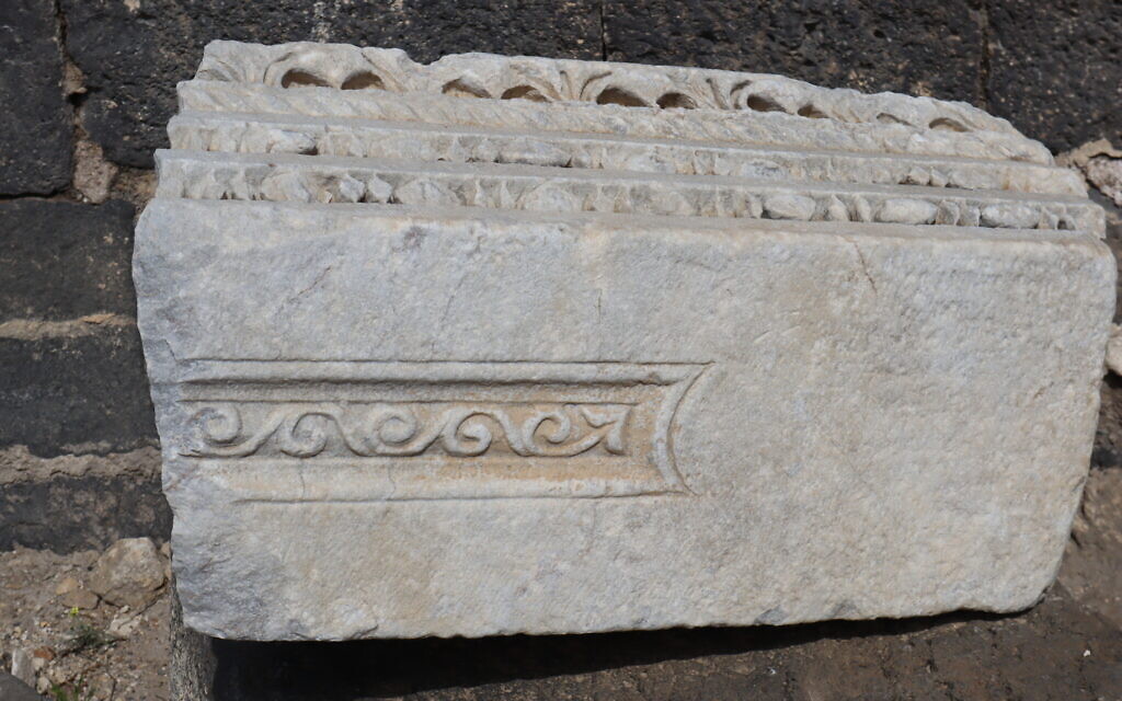Une pierre antique à la basilique de Sussita. (Crédit : Shmuel Bar-Am)
