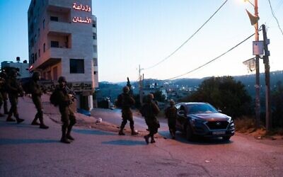 Des soldats israéliens interviennent en Cisjordanie, au matin du 10 mai 2023. (Crédit : Armée israélienne)