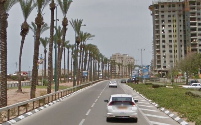 Des voitures le long de l'avenue Ben Gurion à Netanya, en Israël. (Crédit : Google Maps)