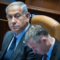 Le Premier ministre Benjamin Netanyahu, à gauche, et le ministre de la Justice Yariv Levin, à droite, à l'ouverture de la session estivale de la Knesset, à Jérusalem, le 1er mai 2023. (Crédit : Yonatan Sindel/Flash90)