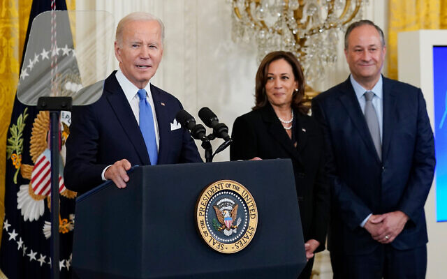 Le président américain Joe Biden prenant la parole lors d'une réception organisée pour célébrer Rosh Hashanah dans la salle Est de la Maison Blanche, à Washington, le 30 septembre 2022. (Crédit : AP Photo/Susan Walsh/Dossier)