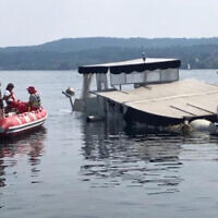 Un bateau qui a coulé sur le lac Majeur, faisant quatre morts, en mai 2023. (Crédit : Services d'incendie et de secours italiens)