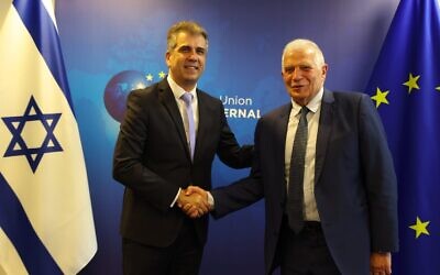 Le ministre des Affaires étrangères Eli Cohen, à gauche, et son homologue de l'UE Josep Borrell, à Bruxelles, en Belgique, le 2 mai 2023. (Crédit : Johanna Géron/Ambassade d'Israël à Bruxelles)