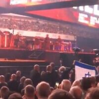 Des manifestants brandisaent un drapeau israélien lors d'un concert de Roger Waters à Francfort, en Allemagne, le 28 mai 2023. (Crédit : Twitter, utilisé conformément à l'article 27a de la loi sur le droit d'auteur)