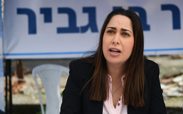 La députée du Likud May Golan visite le bureau de fortune du député Itamar Ben Gvir dans le quartier de Sheikh Jarrah, à Jérusalem-Est, le 14 février 2022. (Crédit : Arie Leib Abrams/Flash90)