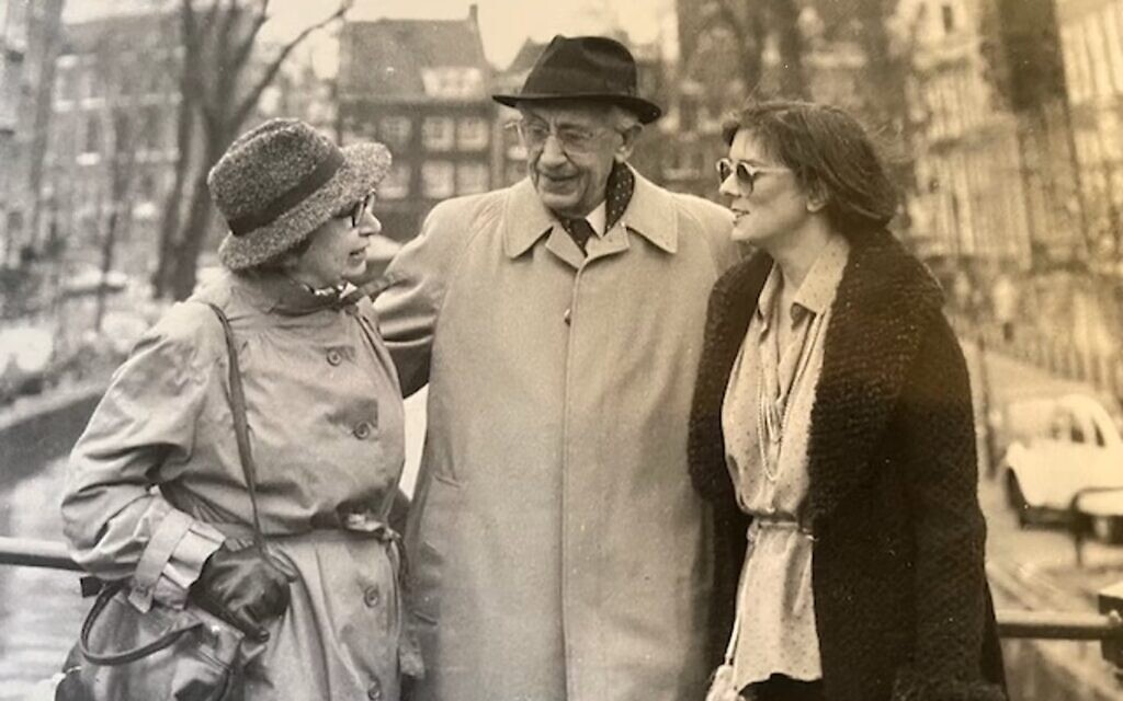 De gauche à droite, Miep Gies, Jan Gies et Alison Leslie Gold à Amsterdam. (Crédit : Alison Leslie Gold)