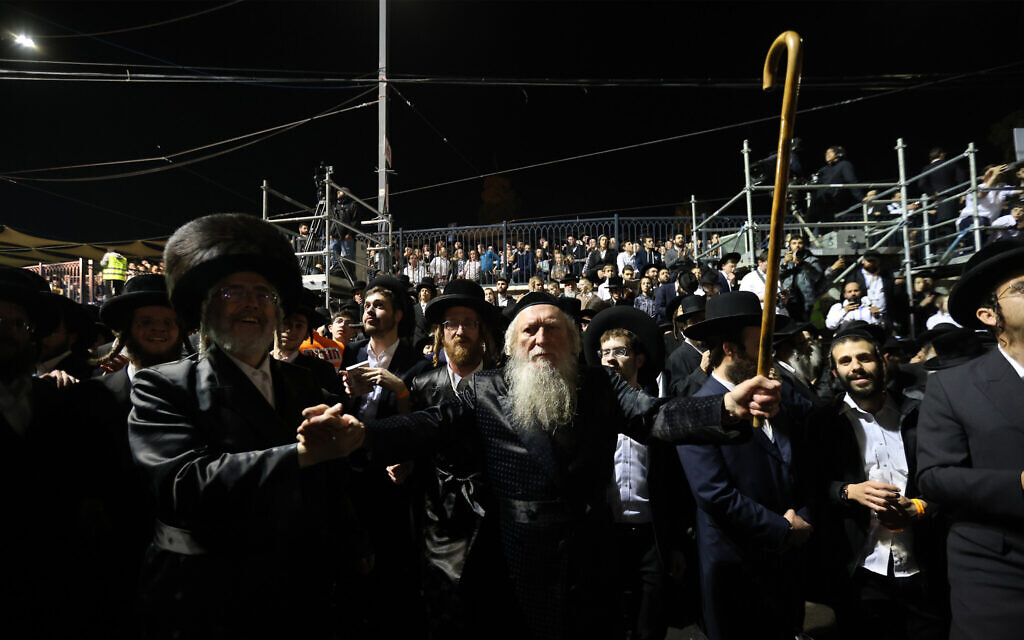 Les Juifs haredim célébrant Lag BaOmer, au mont Meron, le 8 mai 2023. (Crédit : David Cohen/Flash90)