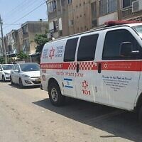 Une ambulance garée devant un immeuble ou une femme et son fils de 20 ans ont été retrouvés poignardés, à Netanya, le 12 mai 2023. (Crédit : Magen David Adom)