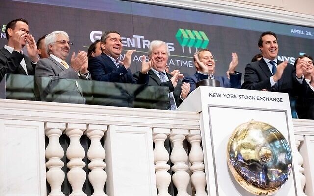 Le troisième à partir de la gauche est Israel Talpaz, co-fondateur et PDG de SeeTree, lors de la sonnerie d'ouverture de la Bourse de New York, le 28 avril 2023. (Crédit : NYSE)