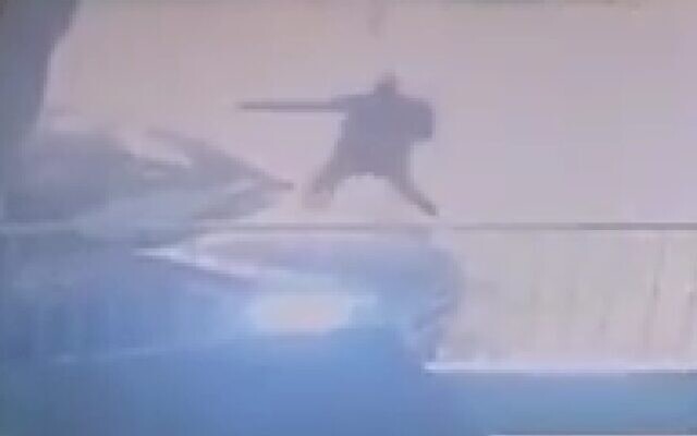 Un homme tirant sur la conductrice lors d'un meurtre présumé dans la ville de Sallama, le 14 mai 2023. (Crédit : Capture d'écran  Telegram/Amar Assadi ; utilisée conformément à l'article 27a de la loi sur le droit d'auteur)